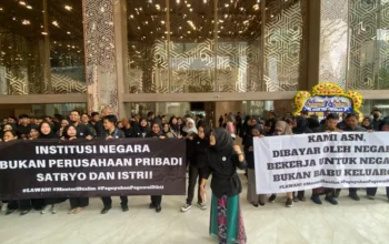 Sejumlah ASN menggelar demo di Kantor Kementerian Pendidikan Tinggi, Sains dan Teknologi (Kemendikti Saintek) dengan nada satir menyindir Menristekdikti Prof Ir Satryo Soemantri Brodjonegoro. (Liputan6/Ady Anugrahadi)