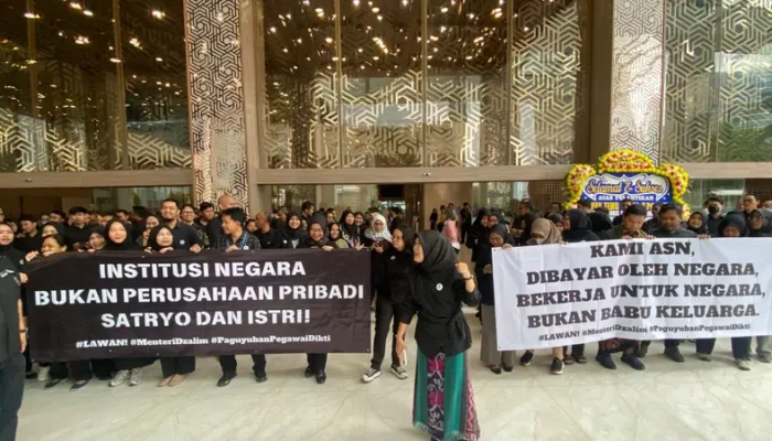 Sejumlah ASN menggelar demo di Kantor Kementerian Pendidikan Tinggi, Sains dan Teknologi (Kemendikti Saintek) dengan nada satir menyindir Menristekdikti Prof Ir Satryo Soemantri Brodjonegoro. (Liputan6/Ady Anugrahadi)