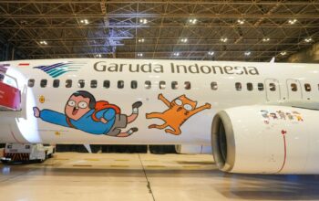 Maskapai penerbangan pelat merah PT Garuda Indonesia Tbk. (GIAA) menggandeng Tahilalats dalam livery pesawat anyar Boeing 737-800 NG dengan tema Ayo Naik Pesawat.