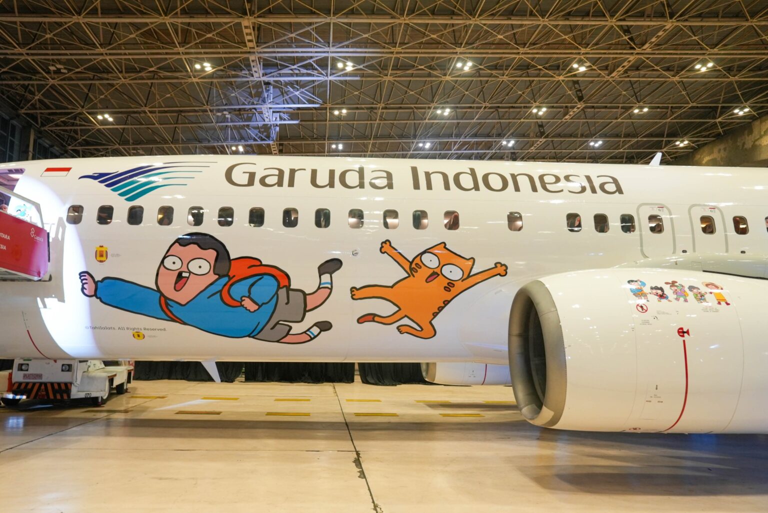 Maskapai penerbangan pelat merah PT Garuda Indonesia Tbk. (GIAA) menggandeng Tahilalats dalam livery pesawat anyar Boeing 737-800 NG dengan tema Ayo Naik Pesawat.