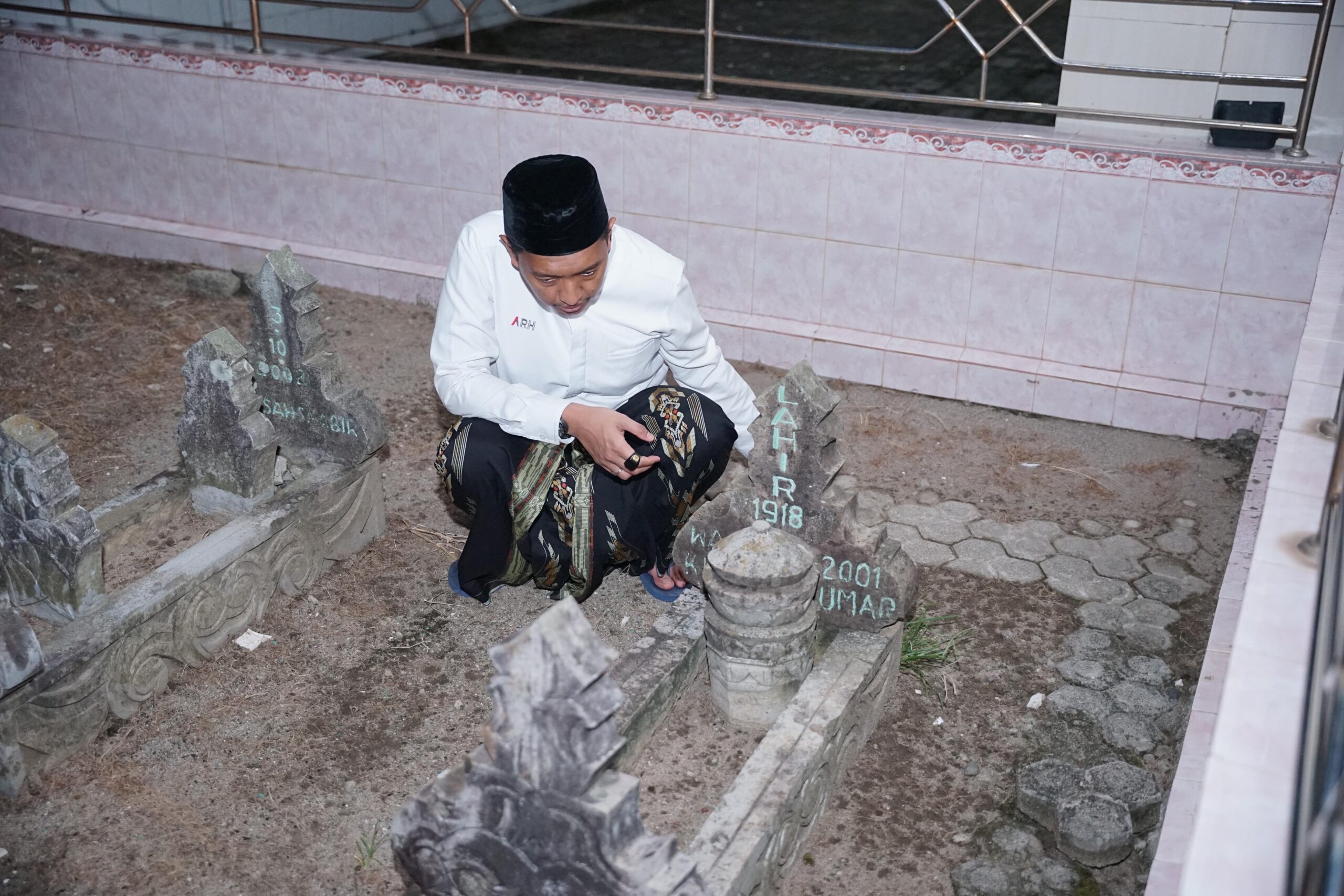 Ketua Umum PB HMI 2013-2015, Arief Rosyid Hasan saat berziarah di makam AGH Muhsin Umar (Dok. Angindai.com)