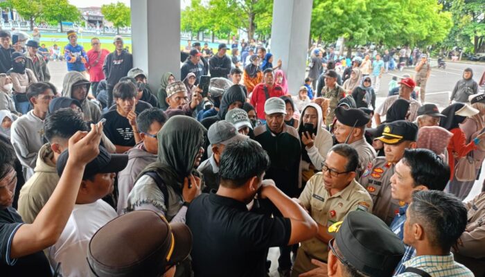 Warga Salipolo Geruduk Kantor Bupati Pinrang, Minta Ijin Tambang Dicabut