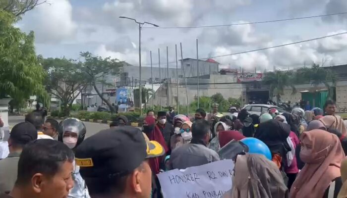 Honorer di Pinrang Geruduk Kantor Bupati Minta Diloloskan Jadi PPPK