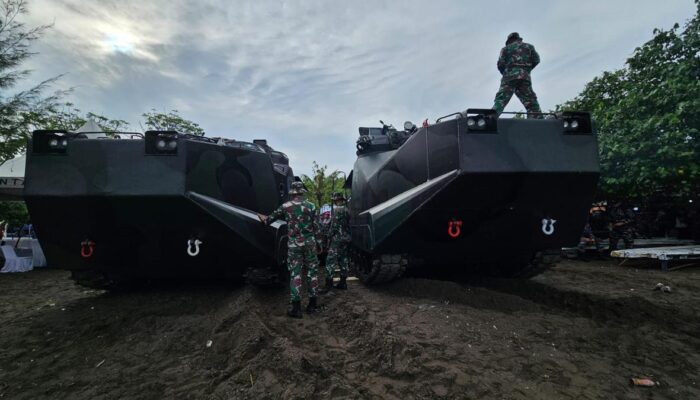 TNI AL Kerahkan 3 Tank Amfibi Bongkar Pagar Laut di Tangerang