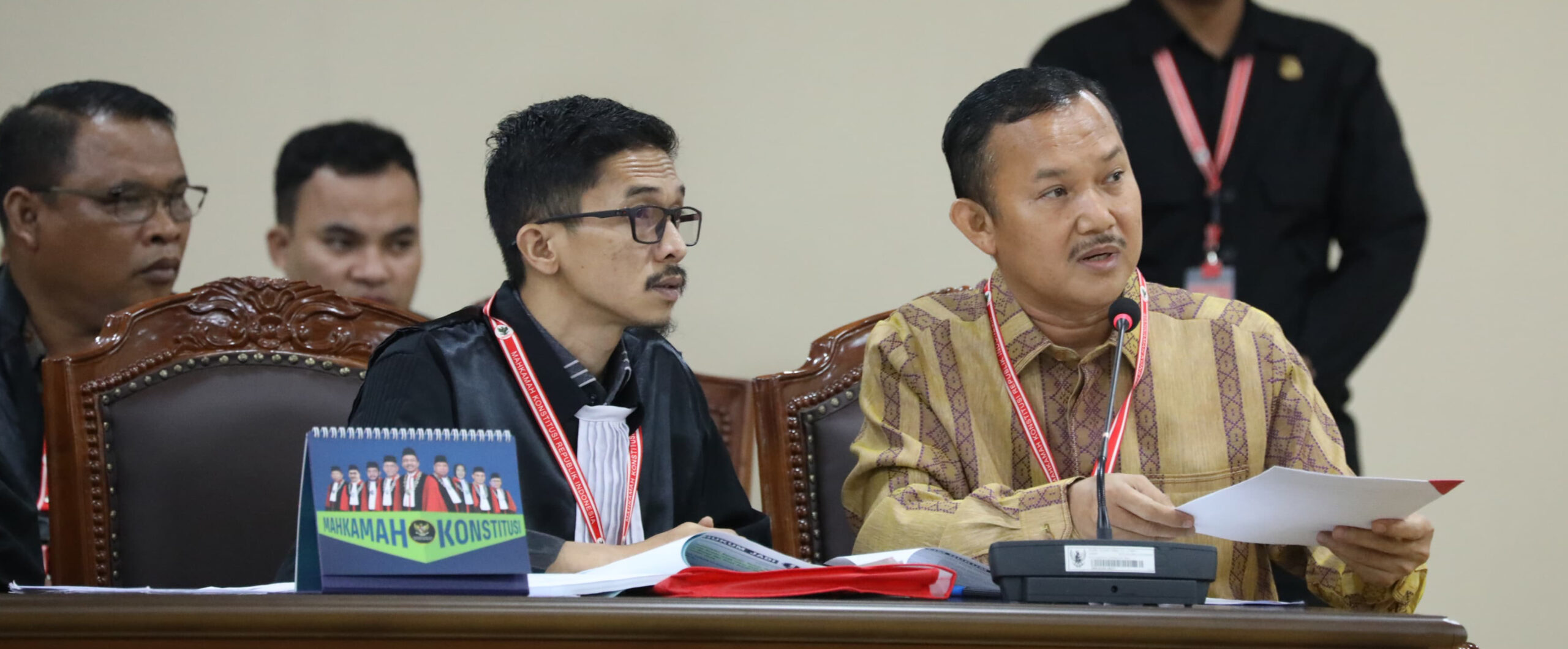 MK menggelar Perkara Nomor 123/PHPU.BUP-XXIII/2025 dalam sidang Perselisihan Hasil Pemilihan Umum Bupati (PHPU Bup) dihadiri Pemohon didampingi Kuasa Hukum Suwandi Arham memberi keterangan di hadapan Majelis Hakim Panel 2 yang dipimpin Wakil Ketua MK Saldi Isra dengan didampingi Hakim Konstitusi Ridwan Mansyur dan Hakim Konstitusi Arsul Sani, di Ruang Sidang Gedung II MK. Rabu (15/1/2025).