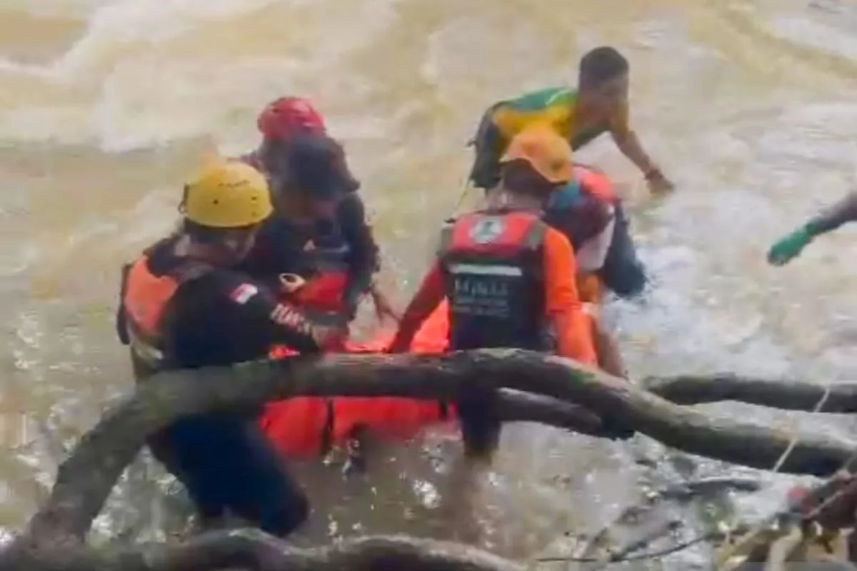 Tim SAR evakuasi tiga jasad mahasiswa Unhas di sungai Maros (Foto: Istimewa/ angindai.com)