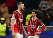 Pemain AC Milan, Joao Felix, tampak lemas setelah timnya hanya bermain imbang 1-1 melawan Feyenoord pada leg kedua play-off 16 besar Liga Champions yang digelar di San Siro, Rabu (19/2/2025) dini hari WIB. Hasil imbang itu membuat AC Milan itu tersingkir dari Liga Champions karena kalah agregat 1-2. (Marco BERTORELLO / AFP)