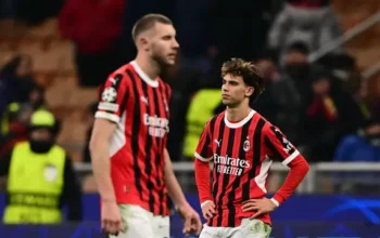 Pemain AC Milan, Joao Felix, tampak lemas setelah timnya hanya bermain imbang 1-1 melawan Feyenoord pada leg kedua play-off 16 besar Liga Champions yang digelar di San Siro, Rabu (19/2/2025) dini hari WIB. Hasil imbang itu membuat AC Milan itu tersingkir dari Liga Champions karena kalah agregat 1-2. (Marco BERTORELLO / AFP)