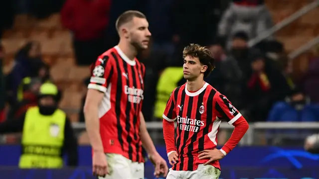 Pemain AC Milan, Joao Felix, tampak lemas setelah timnya hanya bermain imbang 1-1 melawan Feyenoord pada leg kedua play-off 16 besar Liga Champions yang digelar di San Siro, Rabu (19/2/2025) dini hari WIB. Hasil imbang itu membuat AC Milan itu tersingkir dari Liga Champions karena kalah agregat 1-2. (Marco BERTORELLO / AFP)