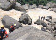 SAR Gabungan saat menyusuri sungai Bakaru, mencari Ikhsan dilaporkan hilang setelah terpeleset saat mencari buah mangga (dok. BPBD Pinrang)