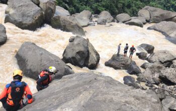 SAR Gabungan saat menyusuri sungai Bakaru, mencari Ikhsan dilaporkan hilang setelah terpeleset saat mencari buah mangga (dok. BPBD Pinrang)