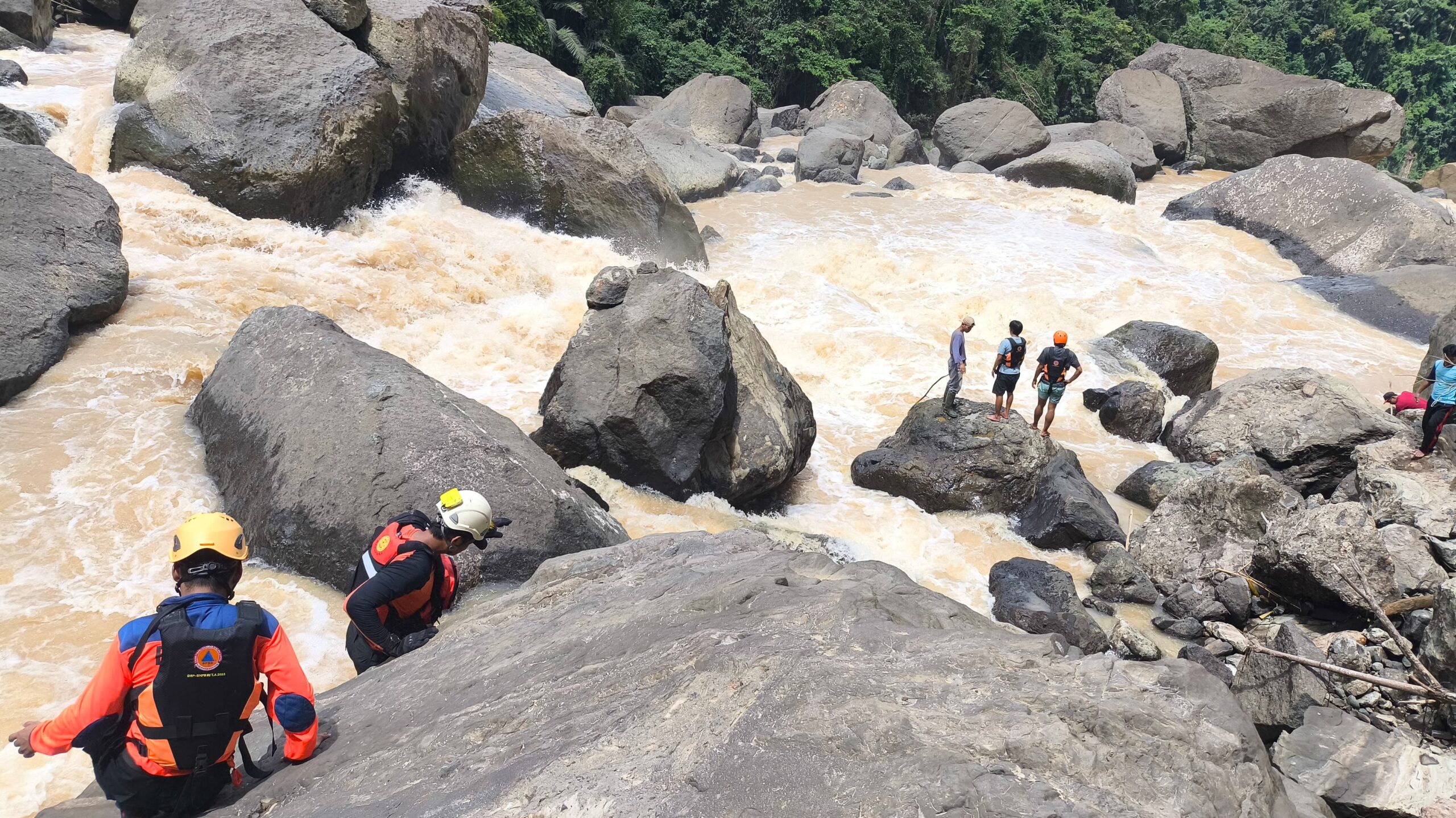 SAR Gabungan saat menyusuri sungai Bakaru, mencari Ikhsan dilaporkan hilang setelah terpeleset saat mencari buah mangga (dok. BPBD Pinrang)