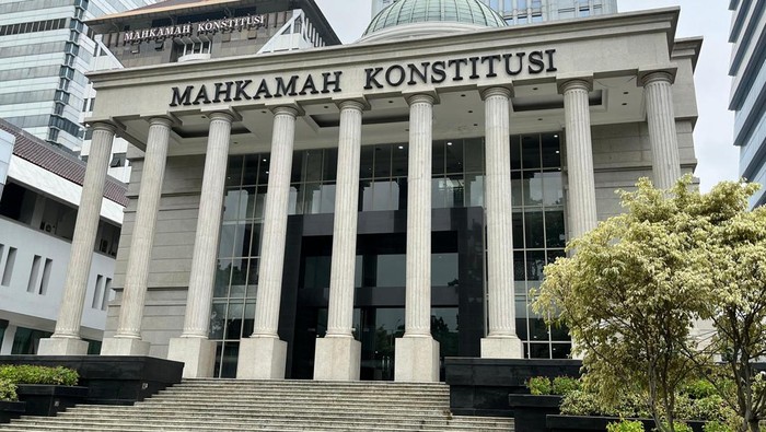 MK juga memerintahkan KPU Palopo untuk melaksanakan pemungutan suara ulang (PSU) dalam waktu maksimal 90 hari sejak putusan ini dibacakan