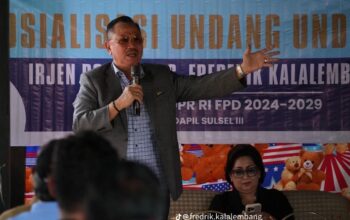 Anggota DPR RI dari Fraksi Demokrat, Irjen Pol (P) Drs. Frederik Kalalembang (JFK) saat melakukan reses di Paleteang, Kabupaten Pinrang (IST/ angindai.com)