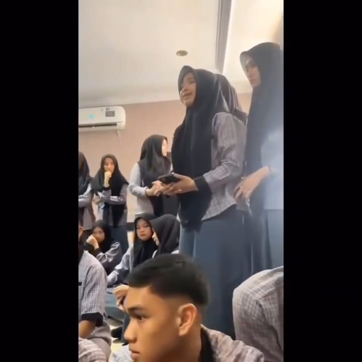 Siswa SMA 17 Makassar saat melakukan aksi protes di kantor Disdik Sulsel (Tangkap layar)