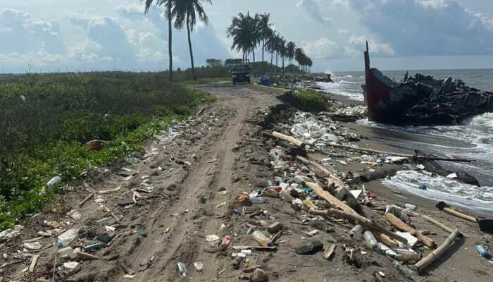 Abrasi Pantai Poros Desa Waetuoe Nyaris Putus