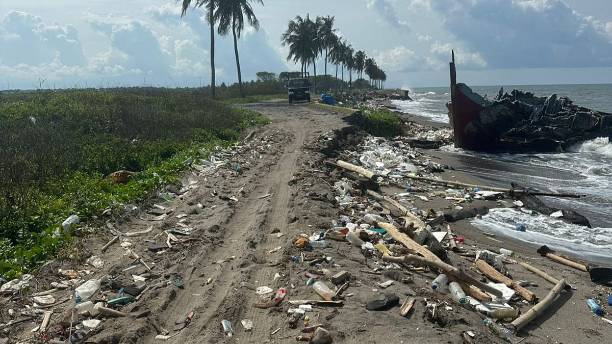 Abrasi Pantai Poros Jalan Desa Waetuoe Nyaris Putus