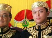 Raihan Omar Hasani Datu Raja Muda Kesultanan Samawa (kanan) bersama Sultan Muhammad Kaharuddin (Dok. ANTARA)