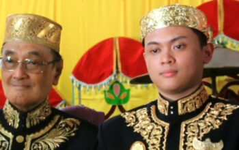 Raihan Omar Hasani Datu Raja Muda Kesultanan Samawa (kanan) bersama Sultan Muhammad Kaharuddin (Dok. ANTARA)