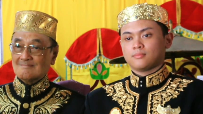 Raihan Omar Hasani Datu Raja Muda Kesultanan Samawa (kanan) bersama Sultan Muhammad Kaharuddin (Dok. ANTARA)