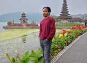 Founder/CEO ANGINDAI.COM, Rudi Hartono saat di Pura Ulun Danu Beratan Bedugul Bali (do. pribadi/ angindai.com)