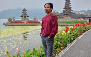 Founder/CEO ANGINDAI.COM, Rudi Hartono saat di Pura Ulun Danu Beratan Bedugul Bali (do. pribadi/ angindai.com)