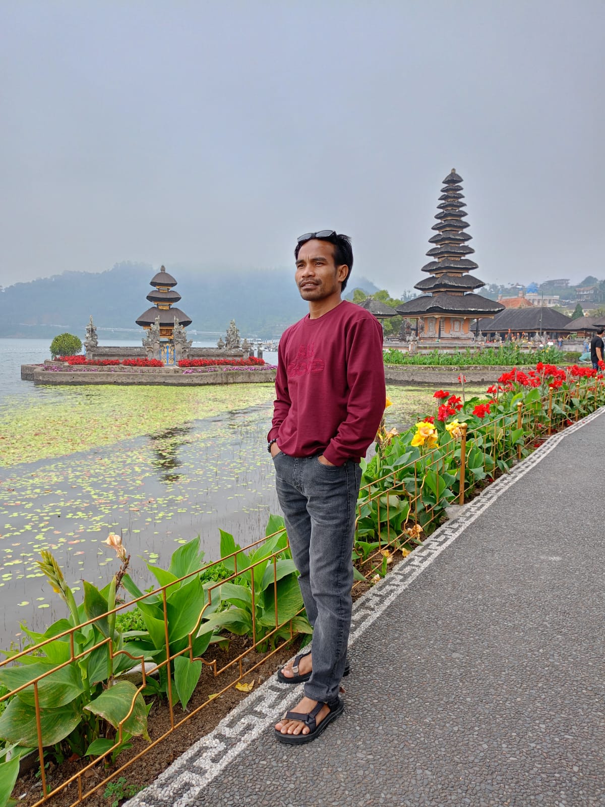 Founder/CEO ANGINDAI.COM, Rudi Hartono saat di Pura Ulun Danu Beratan Bedugul Bali (do. pribadi/ angindai.com)