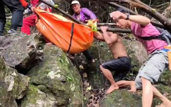 TRC BPBD dan Tim SAR Gabungan bersama warga setempat saat mengevakuasi korban di Sungai DAM Bakaru (dok. BPBD Pinrang)