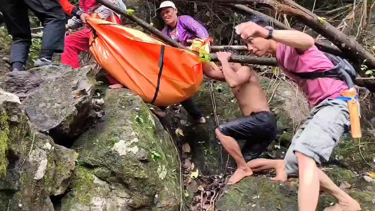 TRC BPBD dan Tim SAR Gabungan bersama warga setempat saat mengevakuasi korban di Sungai DAM Bakaru (dok. BPBD Pinrang)