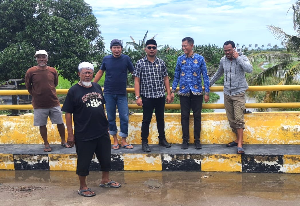 Anggota DPRD Pinrang Karno HW didampingi Kabid Irigasi Pedesaan PSDA Pinrang, Ir. Muh. Husni, ST., MT., dan PPK Kecamatan Lanrisang, A. Mappangerang saat meninjau kondisi Sungai Tallang.