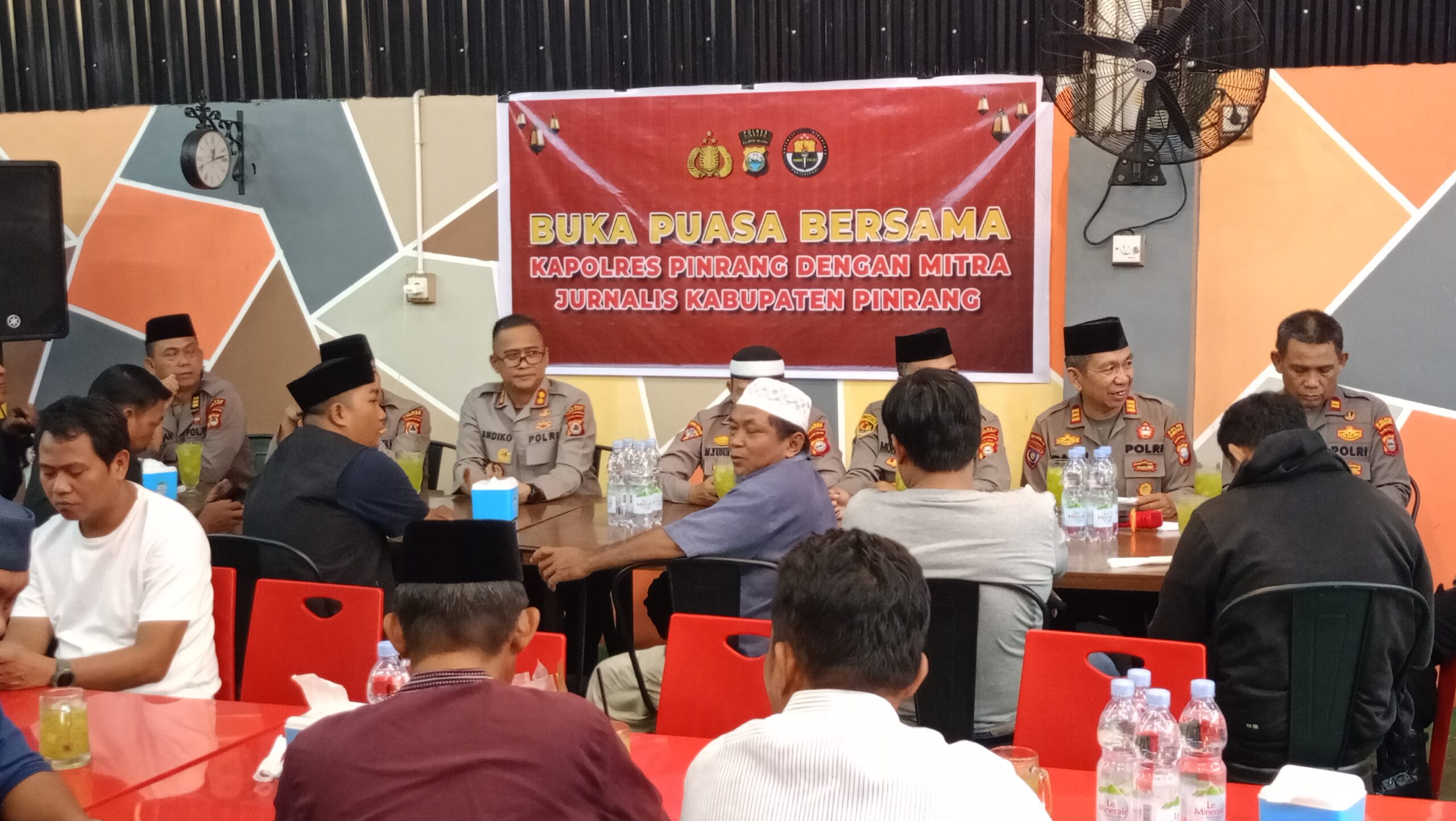 Kapolres Pinrang, AKBP Andiko Wicaksono, S.I.K, bersama jajarannya menggelar acara buka puasa bersama dengan jurnalis Kabupaten Pinrang