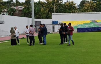 Perwakilan Federasi Sepak Bola ASEAN (AFF) bersama panitia pelaksana (Panpel) PSM Makassar melakukan inspeksi di Stadion BJ Habibie, Parepare