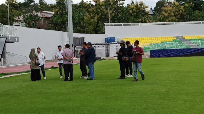 Perwakilan Federasi Sepak Bola ASEAN (AFF) bersama panitia pelaksana (Panpel) PSM Makassar melakukan inspeksi di Stadion BJ Habibie, Parepare