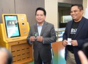 Direktur Utama BSI, Hery Gunardi, memperlihatkan proses transaksi melalui ATM Emas pertama di Indonesia di kantornya, Jakarta, pada Rabu (5/3/2025).