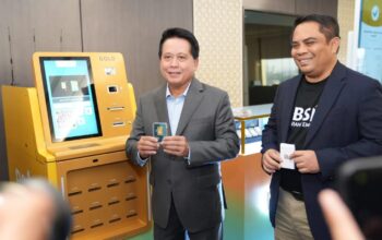 Direktur Utama BSI, Hery Gunardi, memperlihatkan proses transaksi melalui ATM Emas pertama di Indonesia di kantornya, Jakarta, pada Rabu (5/3/2025).