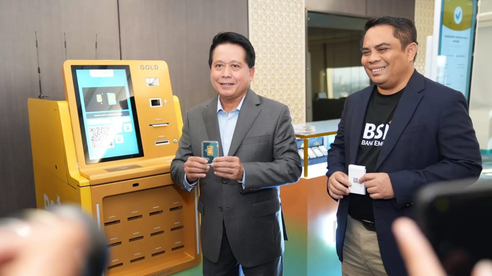 Direktur Utama BSI, Hery Gunardi, memperlihatkan proses transaksi melalui ATM Emas pertama di Indonesia di kantornya, Jakarta, pada Rabu (5/3/2025).