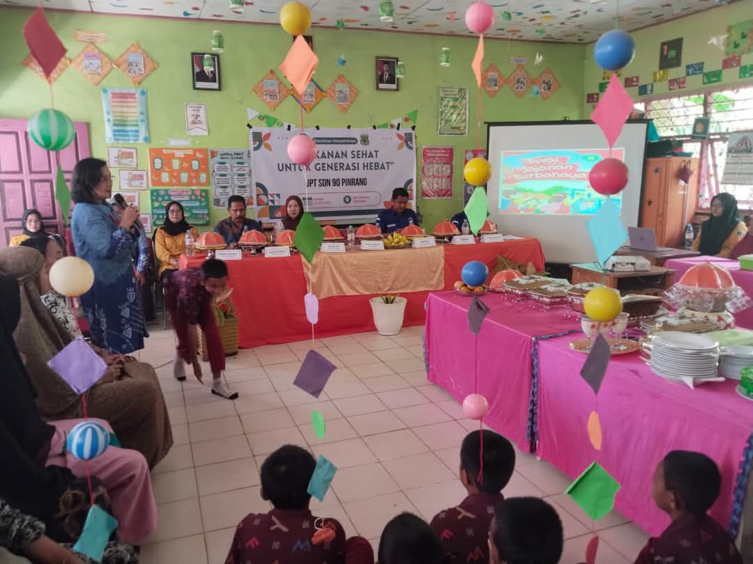 Kepala Puskesmas Mattiro Deceng, Maipa Darma Tandiassang Beri Materi pada Seminar Kesehatan Makanan Sehat Generasi Hebat di SDN 90 Tiroang