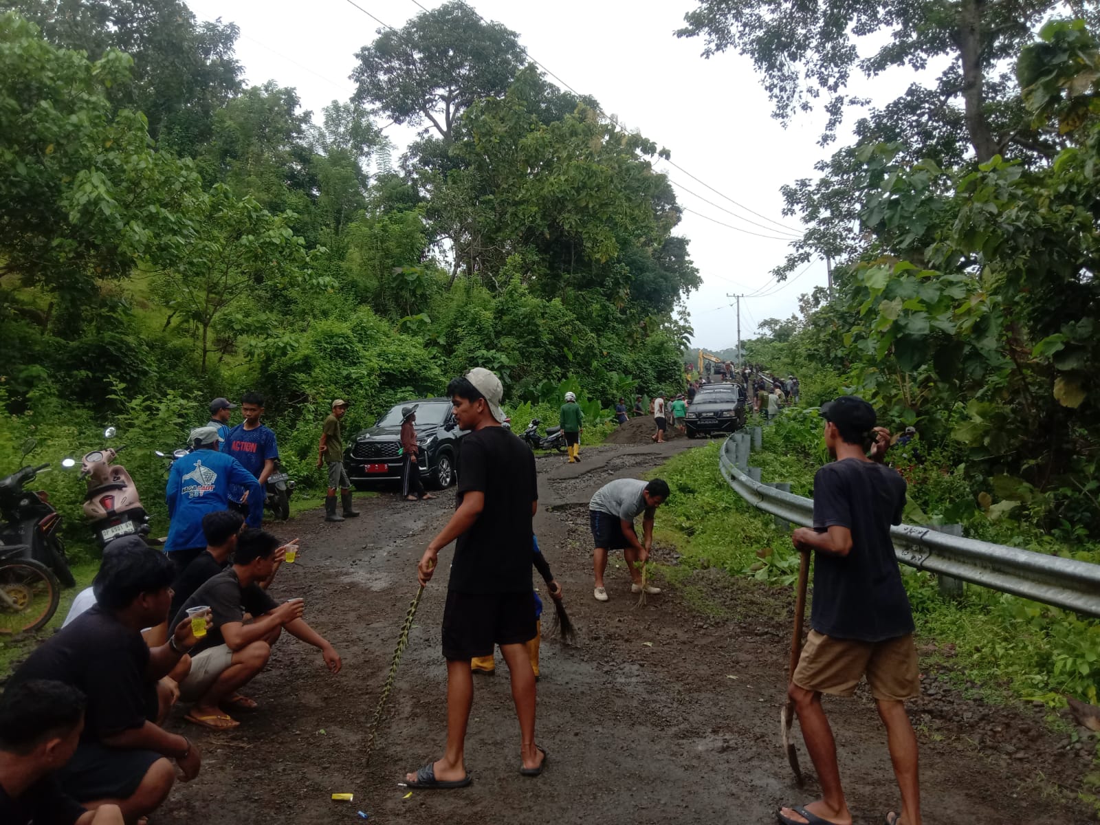 Gotong royong perbaiki jalan di Desa Kamiri, Kecamatan Balusu, Kabupaten Barru