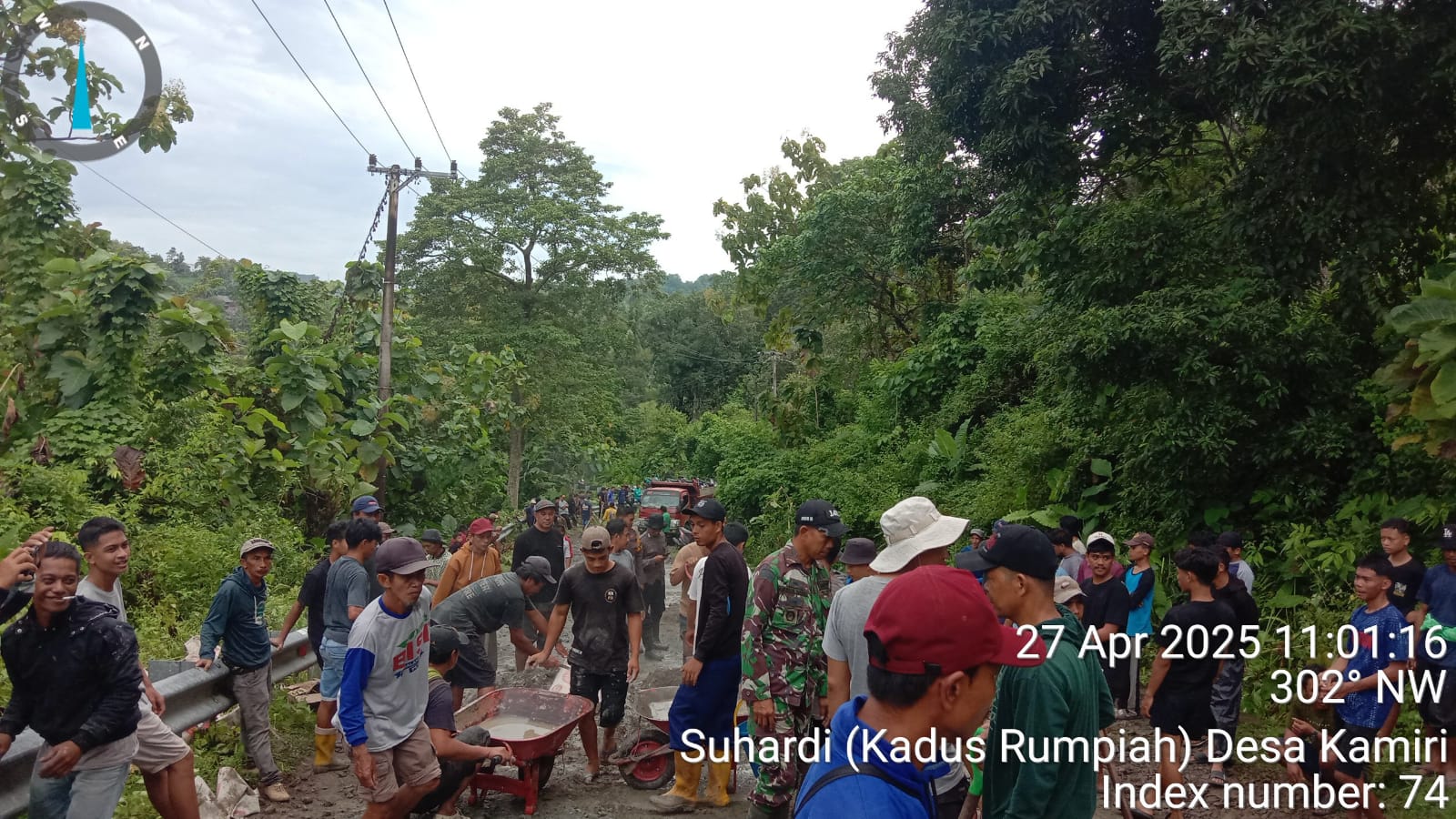 Gotong royong perbaiki jalan di Desa Kamiri, Kecamatan Balusu, Kabupaten Barru