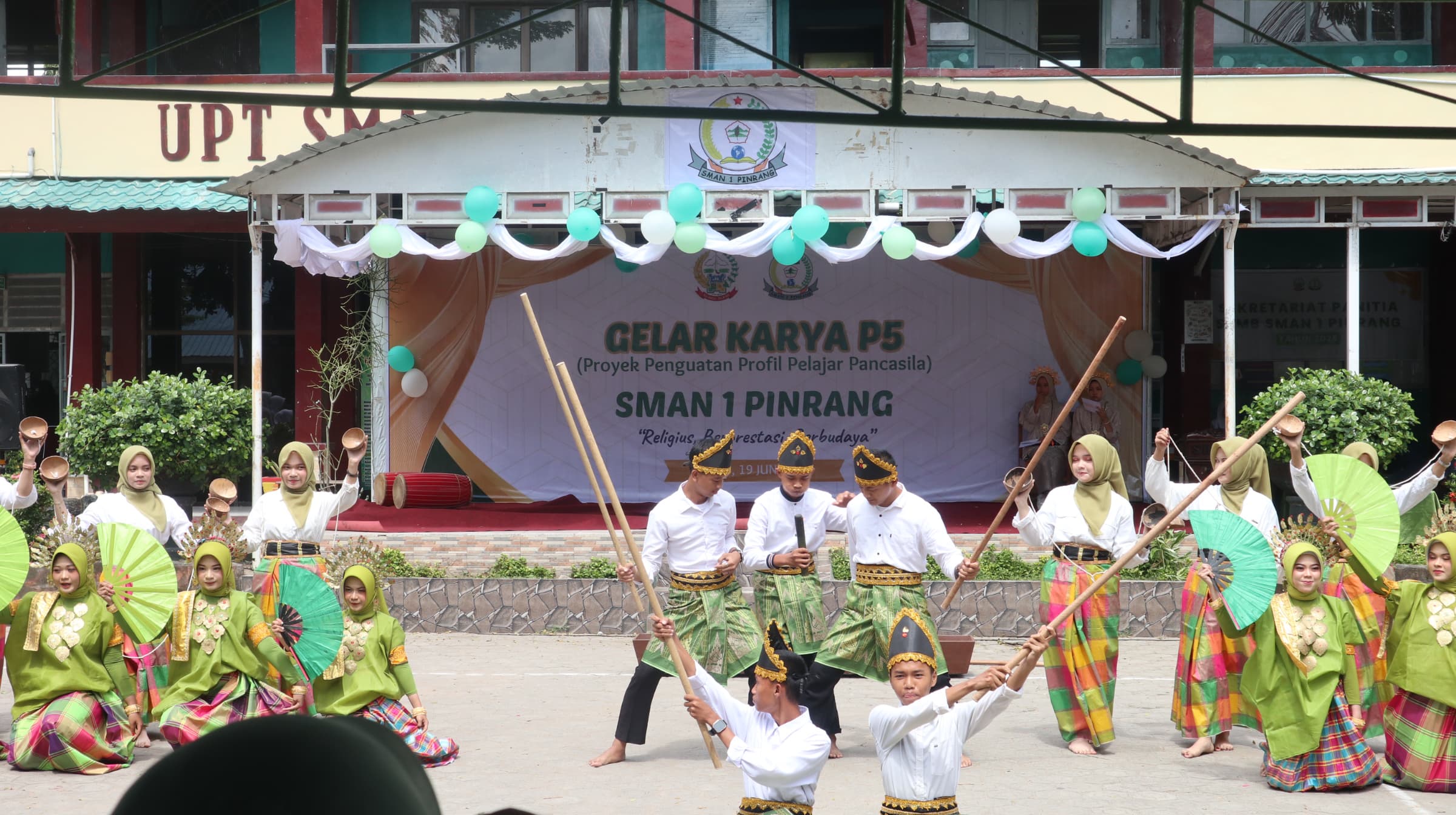Proyek Penguatan Profil Pelajar Pancasila (P5), sebanyak 432 siswa dari 12 kelas diberi ruang untuk mengenal, meresapi, dan menghidupkan kembali nilai-nilai luhur budaya Bugis lewat seni tari dan permainan tradisional