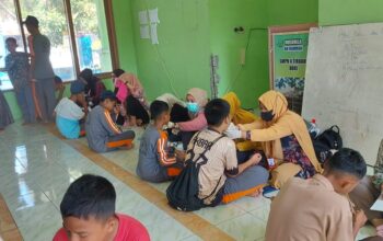 Puskesmas Mattiro Deceng melaksanakan kegiatan Cek Kesehatan Gratis (CKG) dalam bentuk skrining kesehatan menyeluruh bagi anak-anak sekolah di seluruh wilayah Kecamatan Tiroang