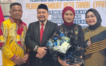 Ketua DPD II Golkar Pinrang, Usman Marham dan istri, saat mendampingi Ulfa Amalyah Usman, S.H., M.Kn, resmi dilantik sebagai Pejabat Pembuat Akta Tanah (PPAT) baru di Kabupaten Pinrang (angindai.com).