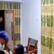 Wartawan senior Bintang TV, Zahrial (40), diduga dianiaya mantan anggota DPRD Pesawaran, RD, pada 10 September 2025. Insiden terekam CCTV ini menyebabkan Zahrial luka fisik dan trauma angindai.com