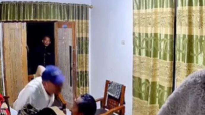 Wartawan senior Bintang TV, Zahrial (40), diduga dianiaya mantan anggota DPRD Pesawaran, RD, pada 10 September 2025. Insiden terekam CCTV ini menyebabkan Zahrial luka fisik dan trauma angindai.com
