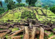 Jelajahi keindahan alam dan kekayaan budaya Jawa Barat melalui lima destinasi wisata populer yang sarat legenda, dari kisah Sangkuriang hingga misteri Situs Gunung Padang - angindai.com