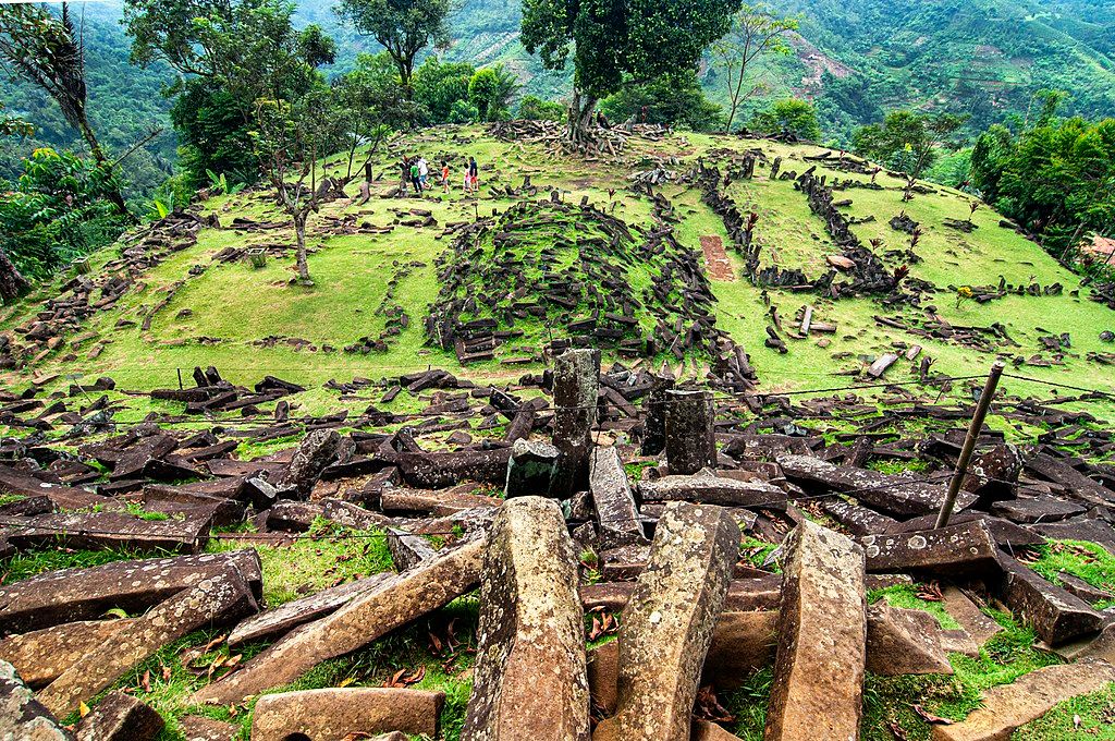 Jelajahi keindahan alam dan kekayaan budaya Jawa Barat melalui lima destinasi wisata populer yang sarat legenda, dari kisah Sangkuriang hingga misteri Situs Gunung Padang - angindai.com