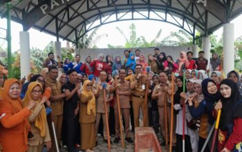 Kepala Dinas Pendidikan Pinrang, Andi Matjtja Moenta, hadiri pelatihan Mappadendang Toriolo di kantornya, 15 Juli 2025. Acara ini upaya pelestarian budaya Bugis - angindai.com