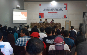 Anggota Komisi X DPR RI La Tinro La Tunrung menggelar bimbingan teknis desain produk untuk puluhan pelaku UMKM di Pinrang -angindai.com