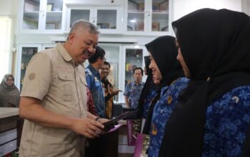Bupati Pinrang H. A. Irwan Hamid serahkan SK CPNS dan PPPK Tahap II Tahun 2025, menekankan dedikasi ASN untuk reformasi birokrasi dan peningkatan kualitas pelayanan publik di Pinrang - angindai.com