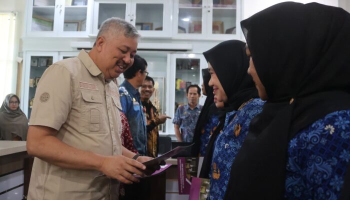 Bupati Pinrang Serahkan SK CPNS dan PPPK, Tekankan Pentingnya Pelayanan Publik Berintegritas